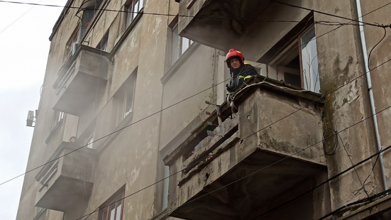 На Шептицького у Чернівцях горить квартира на другому поверсі