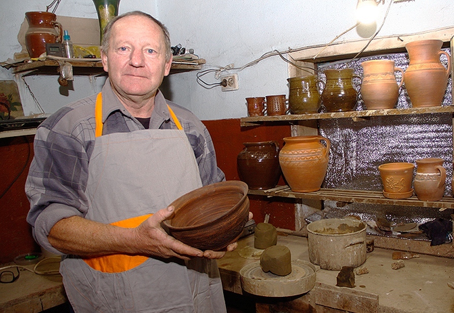 У майстерні Євген Унгурян – гончар, на городі – часниковий ґазда