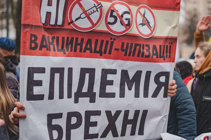 'Якби якогось чиновника не випустили з країни через те, що він не вакцинувався, це би сильно змінило думку звичайних людей', -  голова Вашковецької громади  