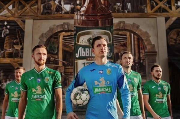 ФК «Карпати» нестандартно презентували нову форму та оголосили титульного спонсора – бренд «Львівське»