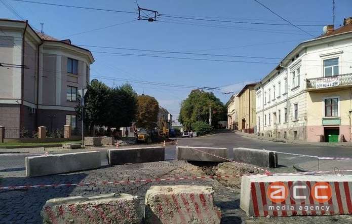 Остаточну дату завершення ремонту громадського простору на розі Хмельницького-Університетської, після кількох відтермінувань, вже навіть не називають   