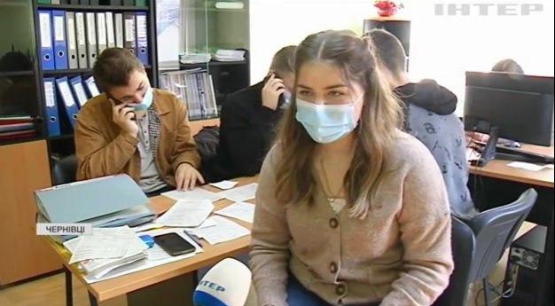 На Буковині студенти-медики кличуть людей на щеплення