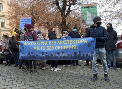 Рада планує зменшити штрафи за знищення пам’ятки архітектури в історичному ареалі в інтересах великих забудовників: у Чернівцях під ратушею і 'будинком з левами' протестували архітектори