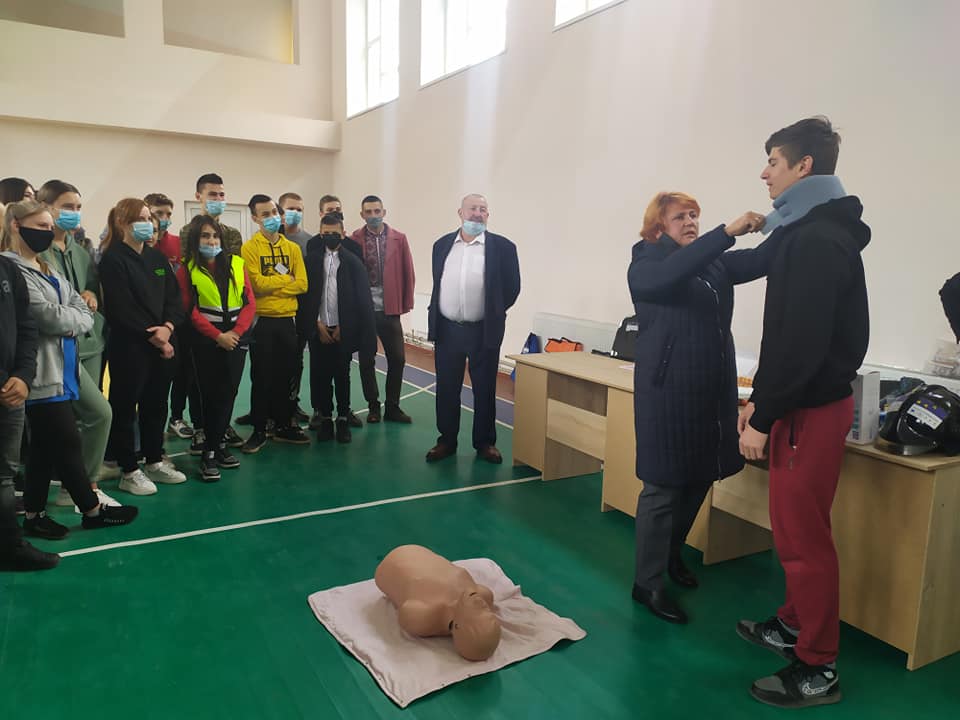 Учні Кам’янcької школи на навчальному макеті  вчились надавати домедичну допомогу при надзвичайних ситуаціях