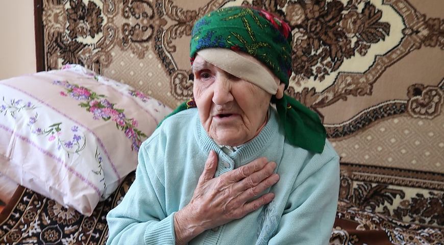 Майже 100 літня буковинка Ірина Курова з Кадубівців показала приклад вакцинації підопічним геріатричного пансіонату