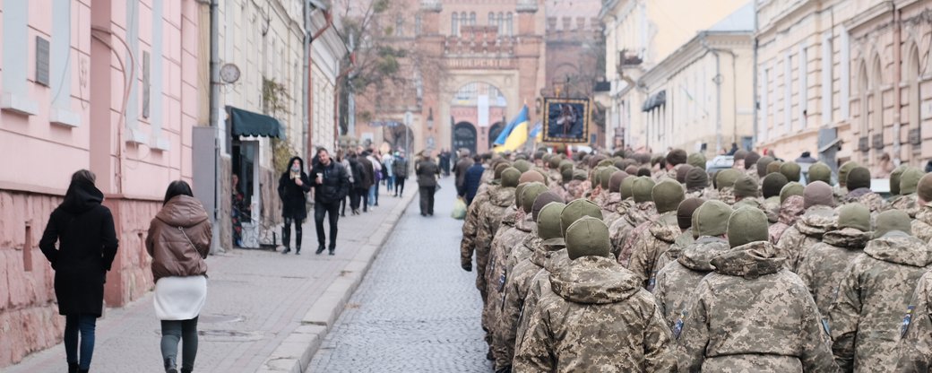 Середмістям Чернівців пройшла колона військових з двох частин, які повертаються додому з війни (ОНОВЛЕНО)