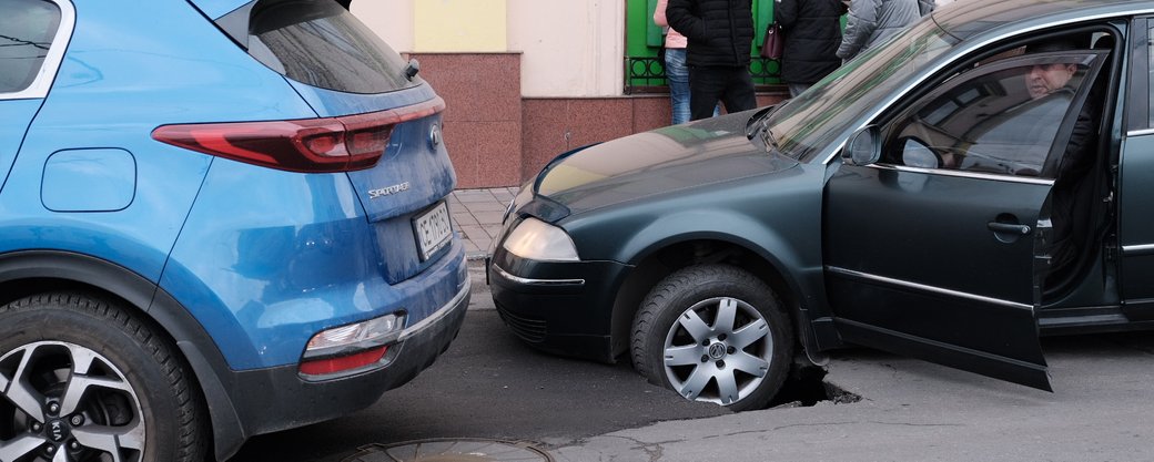 У Чернівця перехожі витягували автомобіль з провалля, яке утворилося на Університетській 