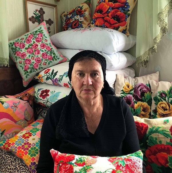 Якби зібрати воєдино всі вишиті Оленою Максимюк рушники, подушки, жіночі сорочки та настінні картини, посеред яких й ікони, то й експонатів для музею вистачило б…