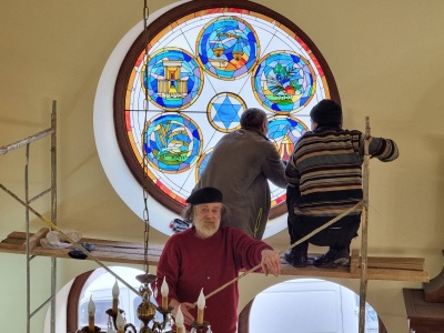 У головній синагозі Чернівців встановили нові вітражі