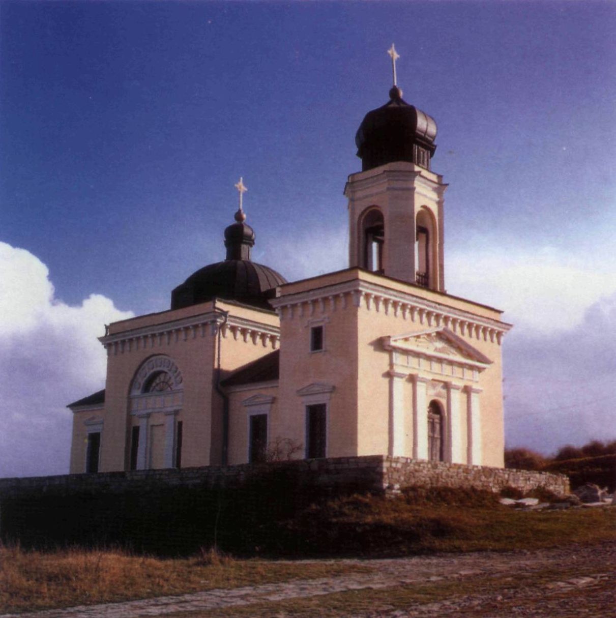 Біля Хотинської фортеці нарешті закрили церкву Олександра Невського московського патріархату 