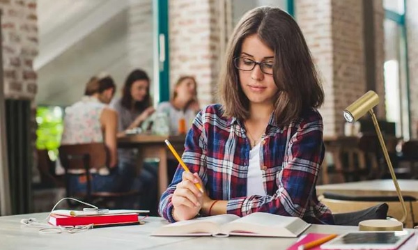 Випускники чернівецьких вишів та коледжів погано знаходять роботу одразу після закінчення навчання: звіт МОН 