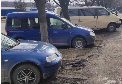 У Чернівцях водії понищили газони біля Калинівського ринку (фото)