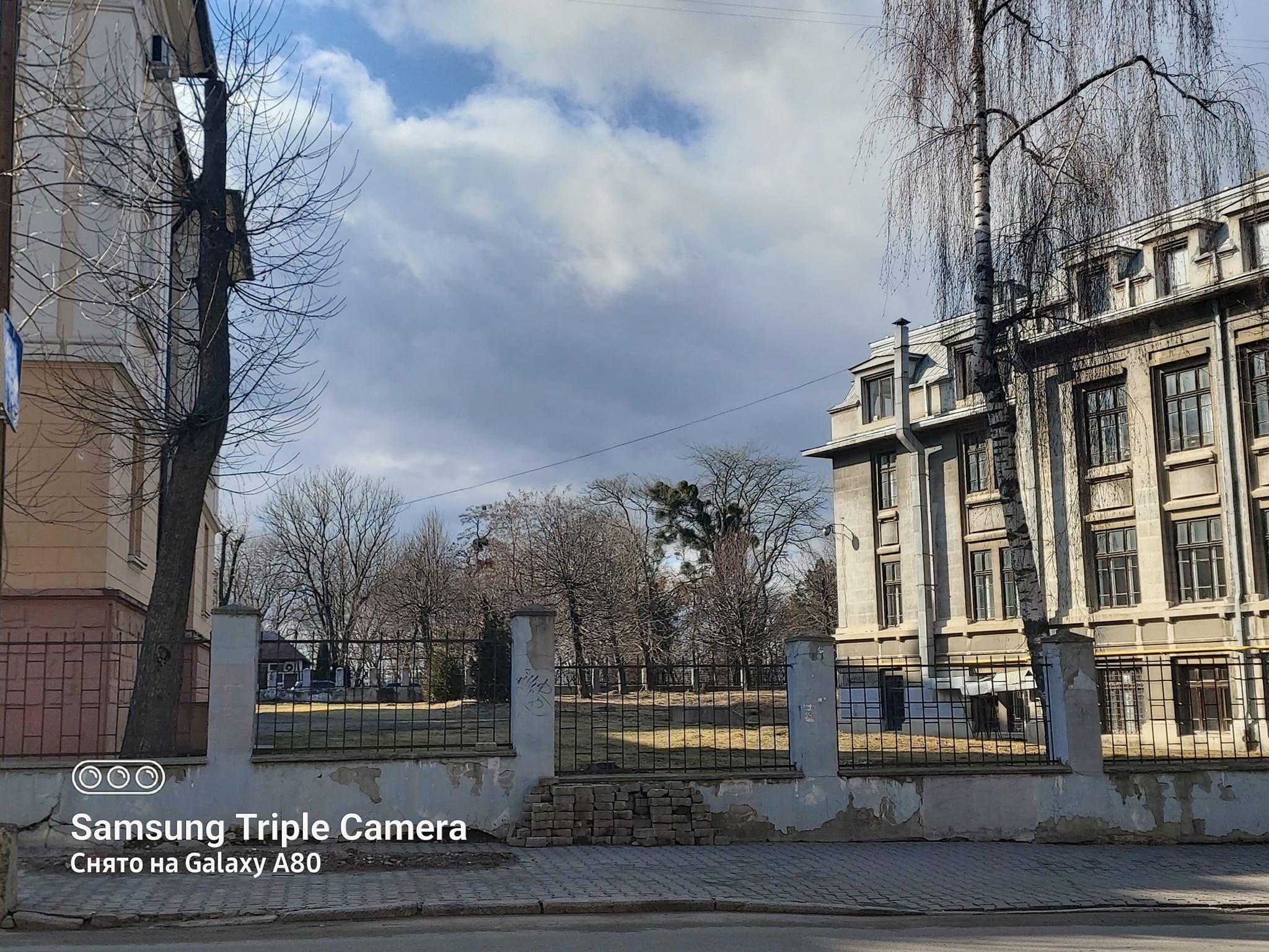 Поки ЧНУ закриває від людей свої пустирі у центральній частині Чернівців катастрофічно бракує дитячих майданчиків 