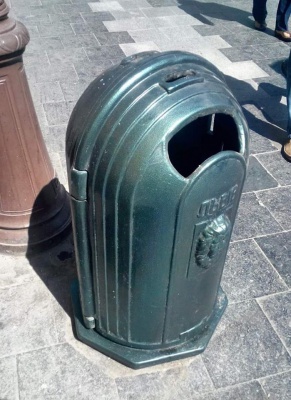 Обіцяні ще п'ять років тому при Каспруку антивандальні урни для сміття так і не встановили, а нова міська влада досі винаходить велосипед 