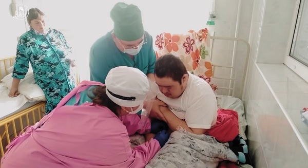 'Замість тисячі слів': нова відеоробота В'ячеслава Хабайла про порятунок дітей, хворих на коронавірус, нікого не залишає байдужим