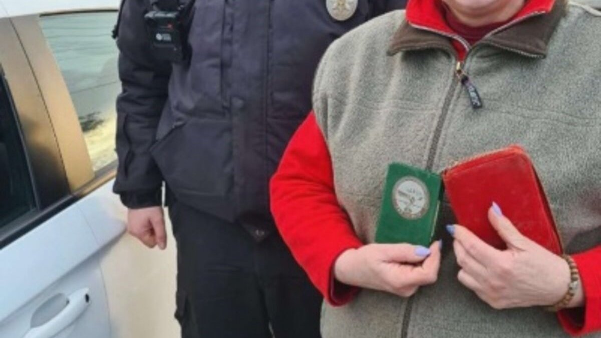 Бездомний пес приніс чернівчанину, який щодня його годує, гаманець з грошима та документами