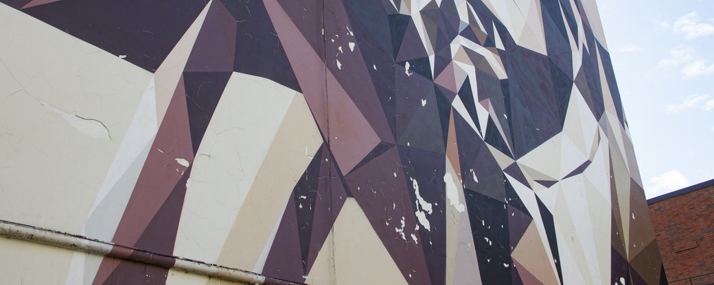 Фарба з муралу Миколайчуку за 130 тисяч гривень, який завершили лише два роки тому, вже обсипалася