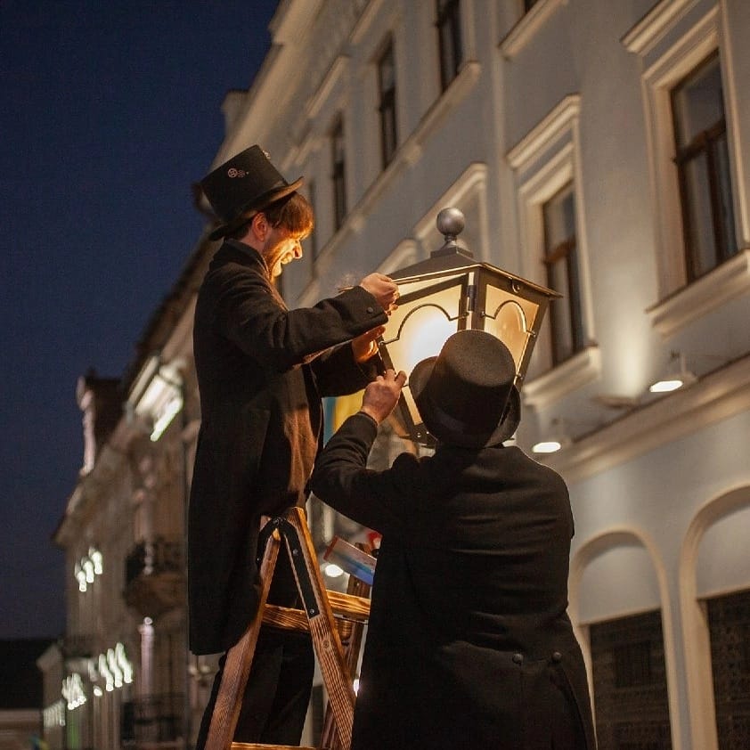  З 19 лютого ліхтар на вулиці Ольги Кобилянської запалюватимуть о 18:00
