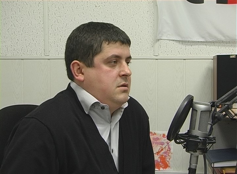 Вимагаю, щоб 22 січня, коли я, як народний депутат України буду проводити відкритий прийом керівників книгарень, на цих слуханнях були  голова обласної ради Гайничеру, перший заступник голови Чернівецької ОДА Галиць та пан Онуфрик, - Бурбак