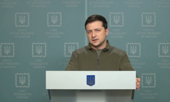 Президент Володимир Зеленський залишається в столиці, щоб показати стійкість українського народу