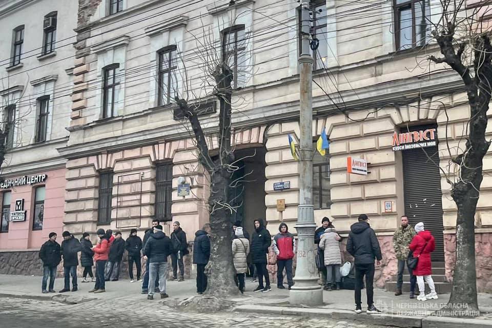 Під військкоматом у Чернівцях від самого ранку черга охочих стати на захист України 