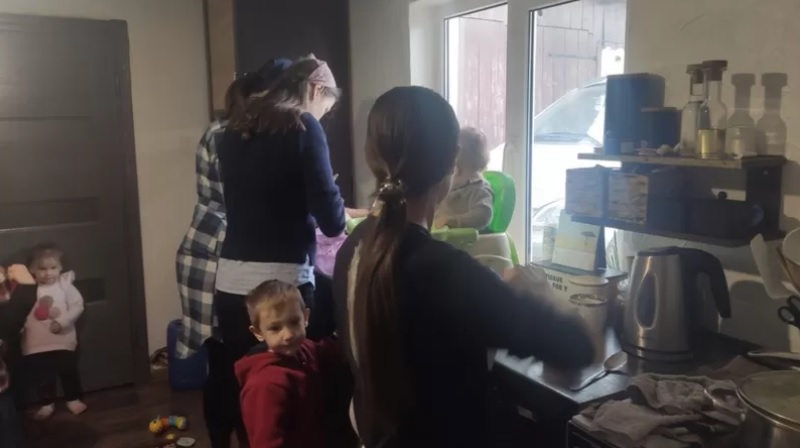 У черзі на кордоні з Румунією. 'Хтось страждає від куль, а тут люди їсти хочуть'