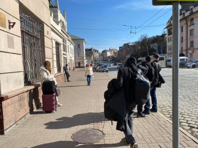 Із залізничного вокзалу Чернівців вивозять громадян іноземних держав 