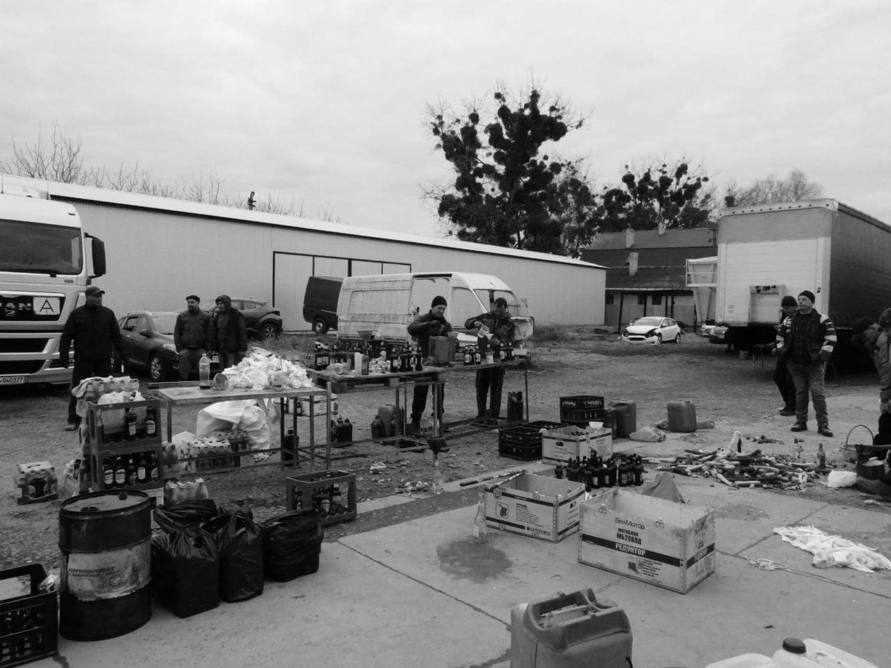 'Не будьмо у стані ейфорії, а напоготові!' У Чернівцях показали, як готують 'бандерівське смузі' і тренуються застосовувати його проти ворожої техніки  