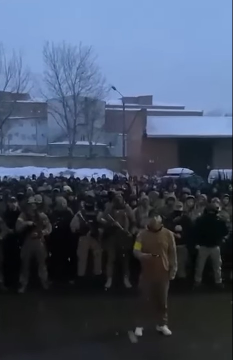 'Вони охороняють ваші сім‘ї, і вдень, і вночі…': міський голова Чернівців показав відео з силами територіальної оборони 