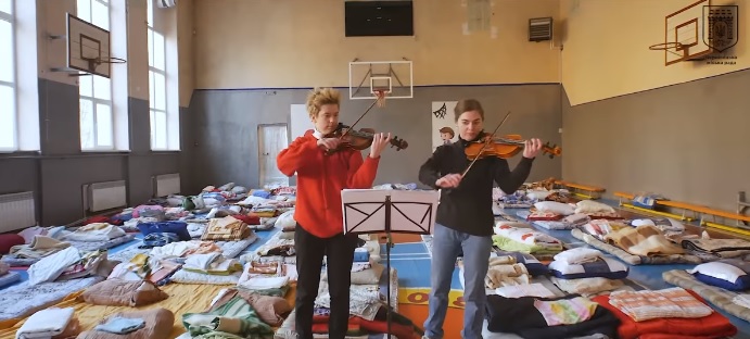 Чернівецькі скрипальки дали символічний концерт у прихистку для переселенців, аби закликати людей підтримувати українську армію 