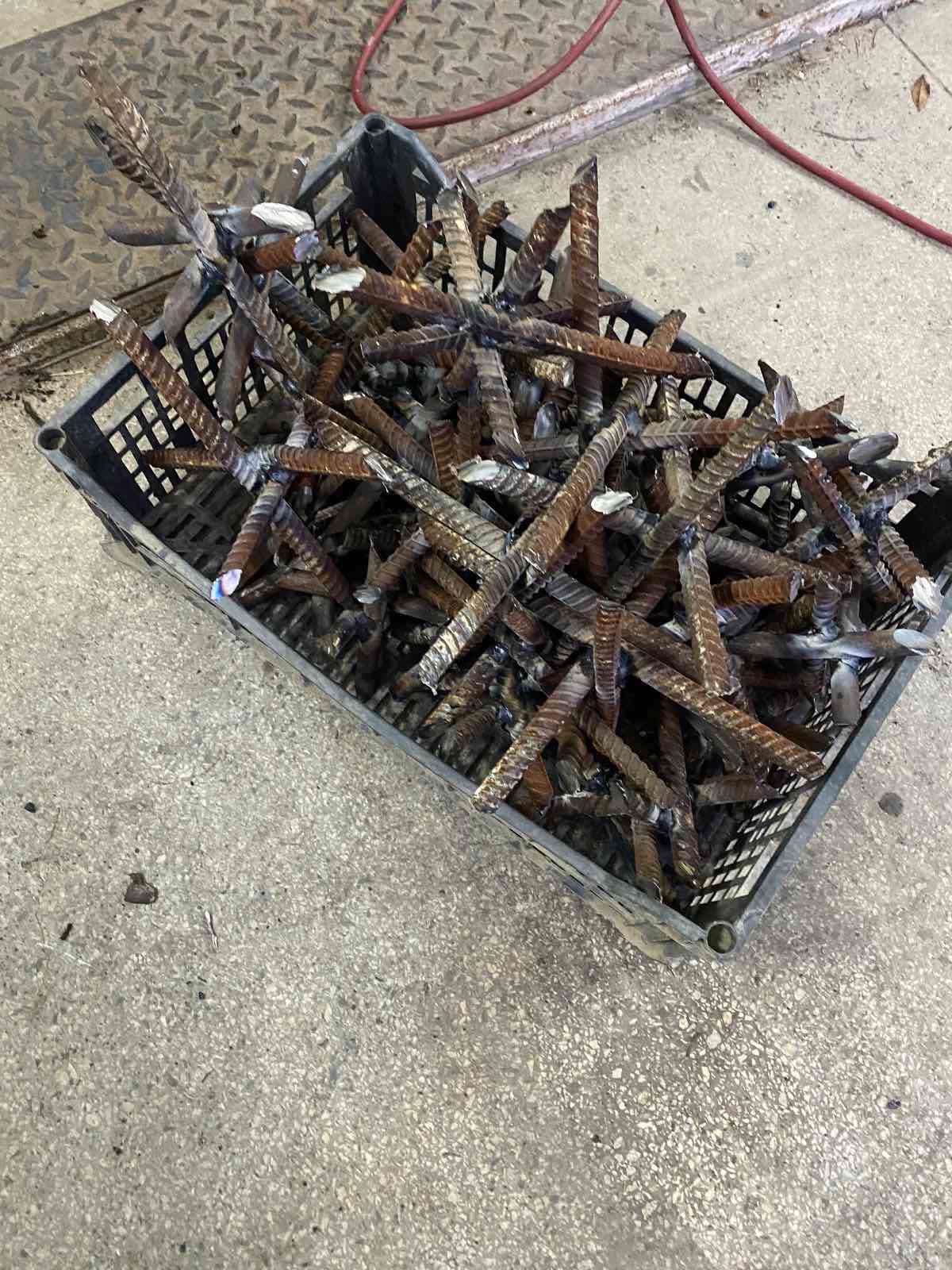 'Тюльпани' для путінських хуйлаків до 8 березня': буковинці зварюють 'їжаки' для блокування руху ворожих автомобілів і танків (ОНОВЛЕНО)