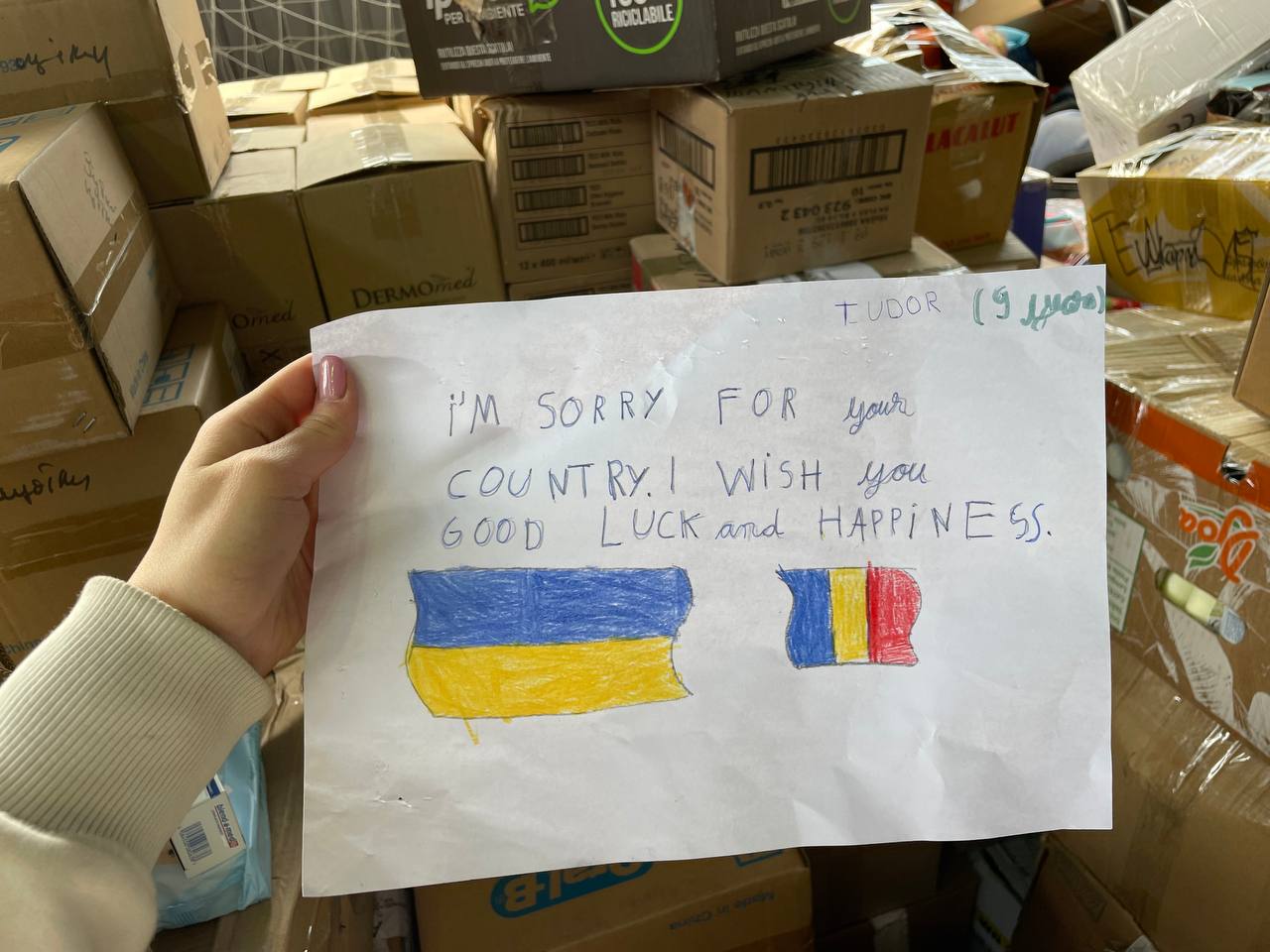 Румунські діти присилають малюнки для українців зі словами підтримки і найкращими побажаннями 