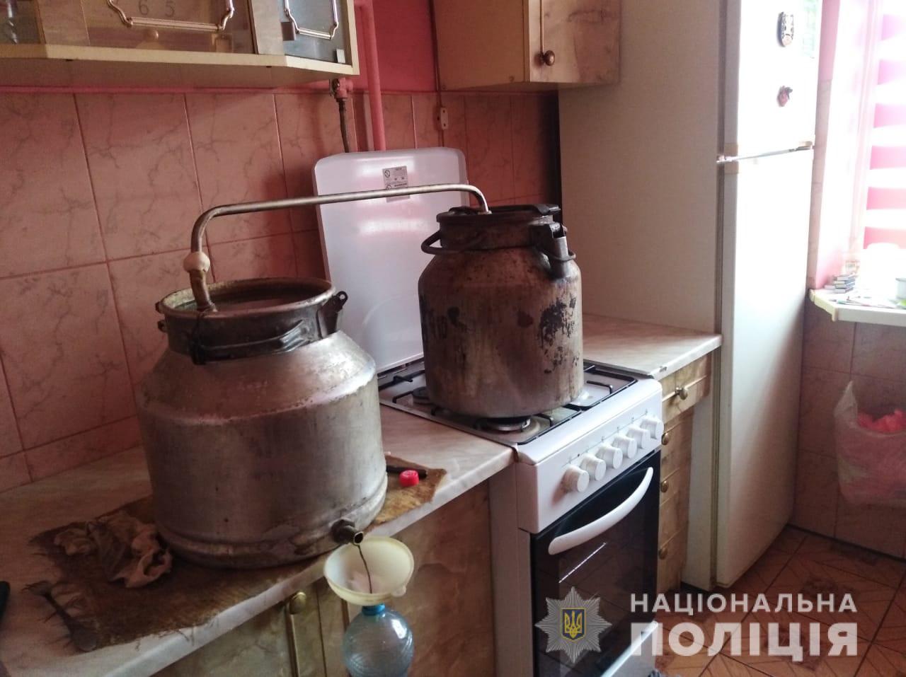 Поліція викрила 68-річну чернівчанку, яка гнала самогон для продажу всупереч забороні 