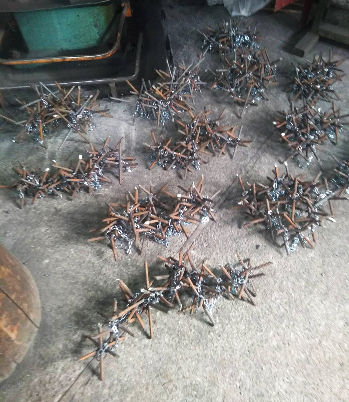 Не малюють, не різьблять, не вишивають: викладачі Вижницького коледжу мистецтв перекваліфікувалися на вироблення металевих 'їжаків'