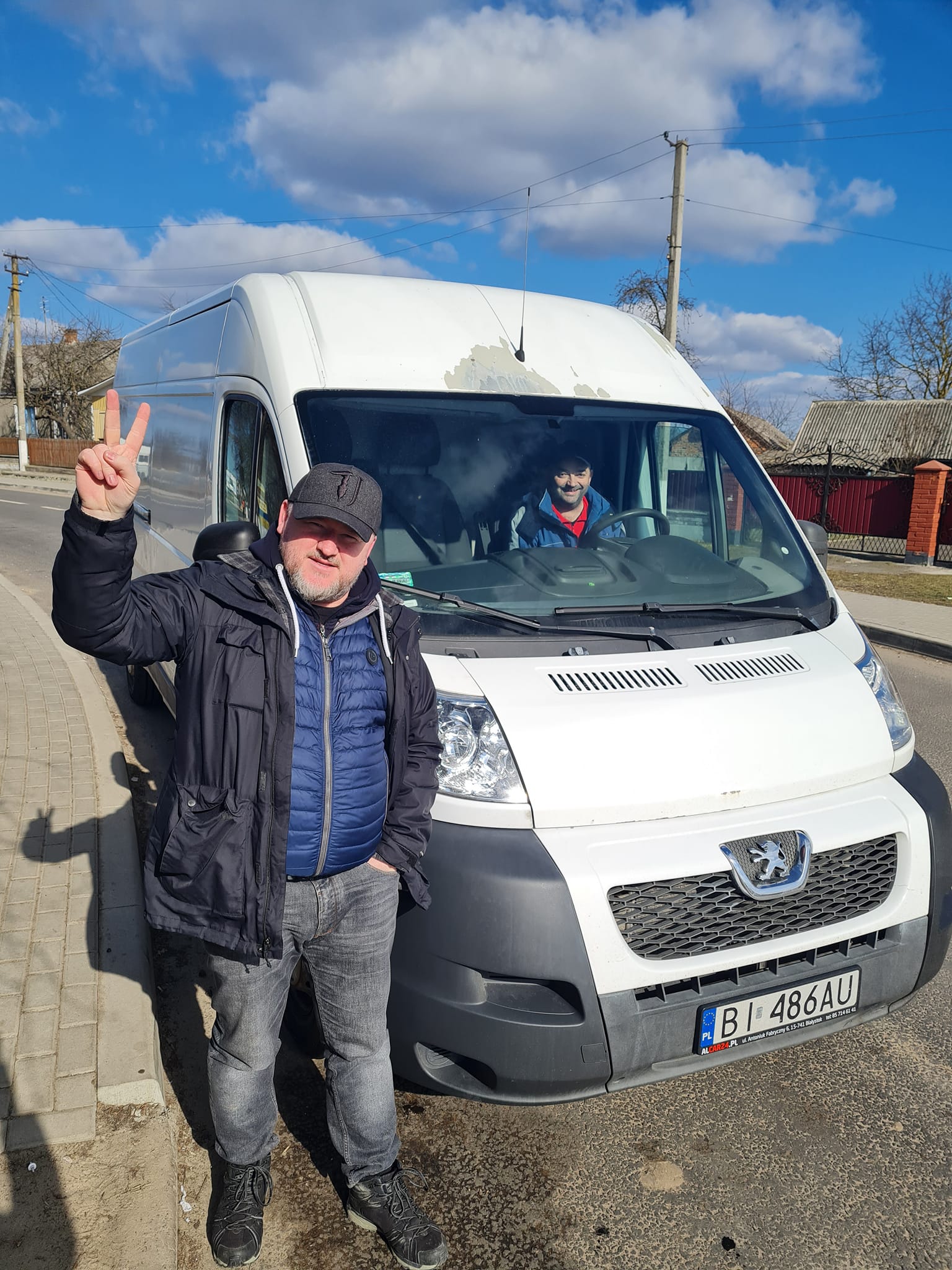 Колишній голова ПАТ Укрзалізниця поляк Войцех Балчун подарував буковинським волонтерам вантажний мікроавтобус з продуктами харчування