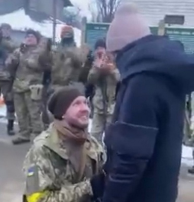 'Ні кулі, ні ворожі снаряди' не завадили депутату Прокопу освідчитися своїй коханій - відео