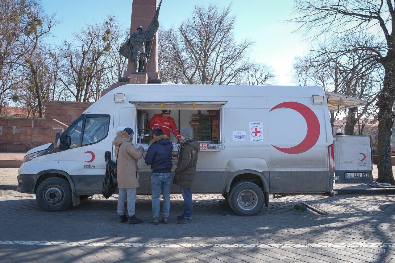 У Чернівцях на Соборній площі розгорнули польову кухню Турецького червоного півмісяця