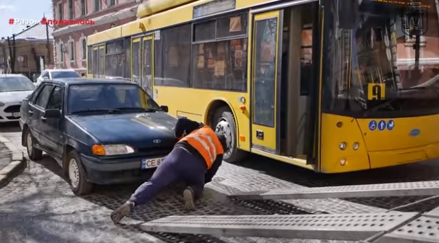 У Чернівцях відновили штрафування порушників ПДР, а машини найбільш злісних ще й евакуйовують  