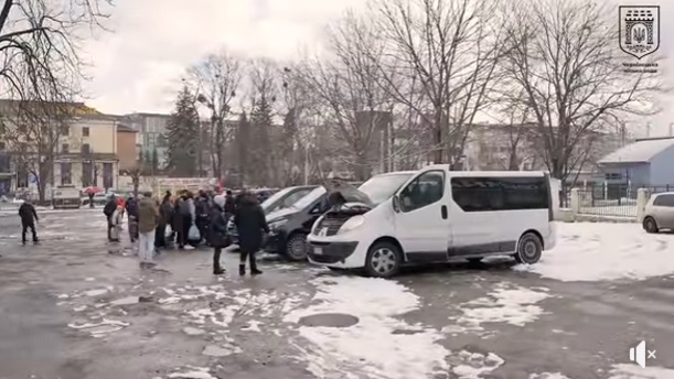 Італійські перевізники пригнали до Чернівців десять бусів з гуманітарною допомогою, а назад до Італії забрали біженців (ОНОВЛЕНО)