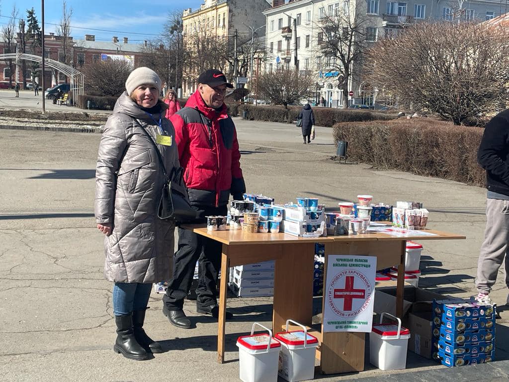 Представники Чернівецької ОВА безкоштовно роздають переселенцям продукти і одяг 