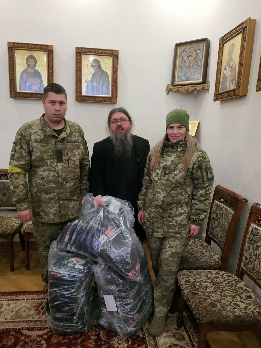 Консисторія Чернівецько-Буковинської єпархії УПЦ подарувала 60 комплектів термобілизни для буковинських прикордонників 