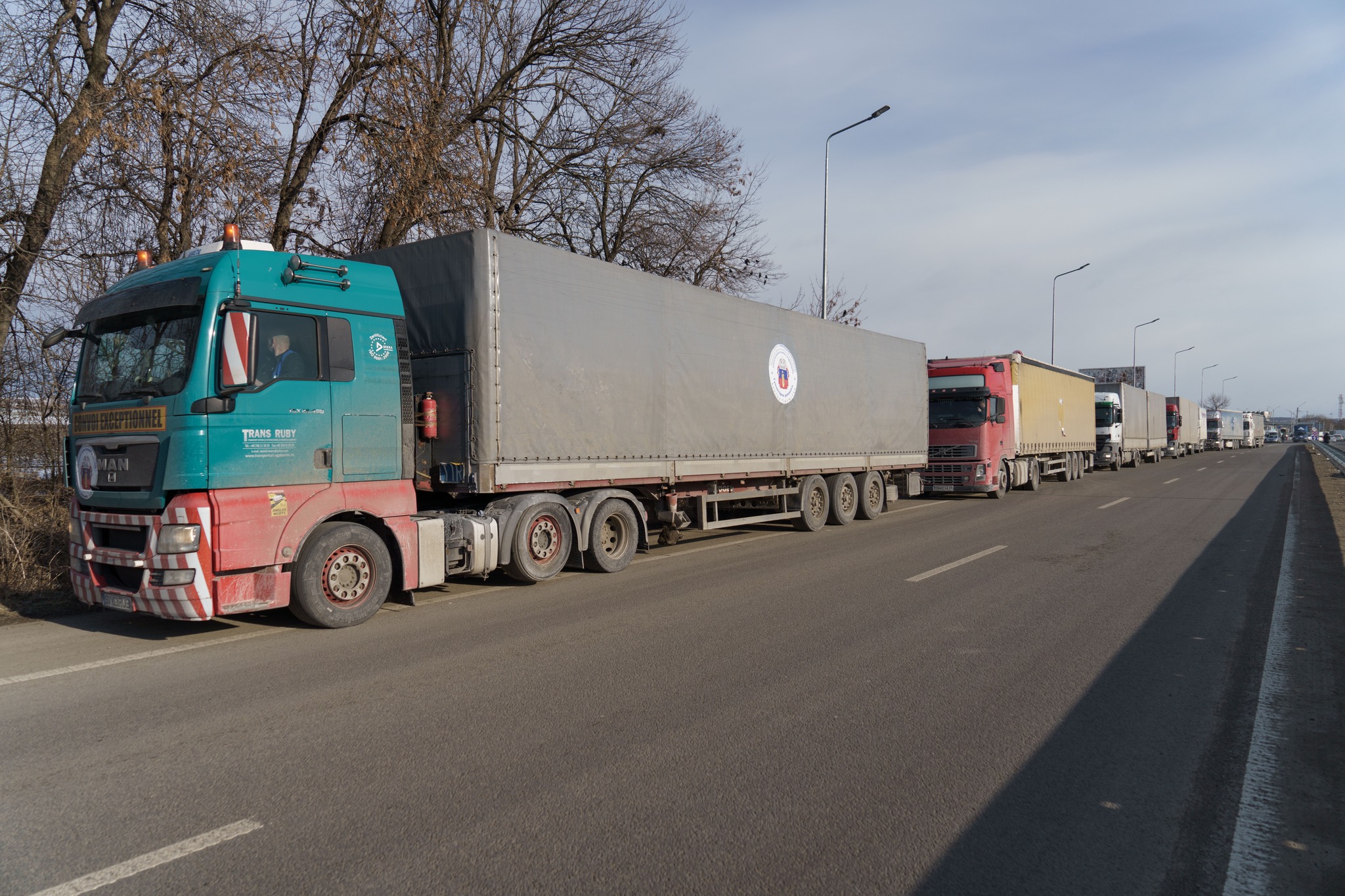 До Чернівців привезли ще 210 тонн гумдопомоги від Румунської Православної Церкви для переселенців та військовослужбовців 