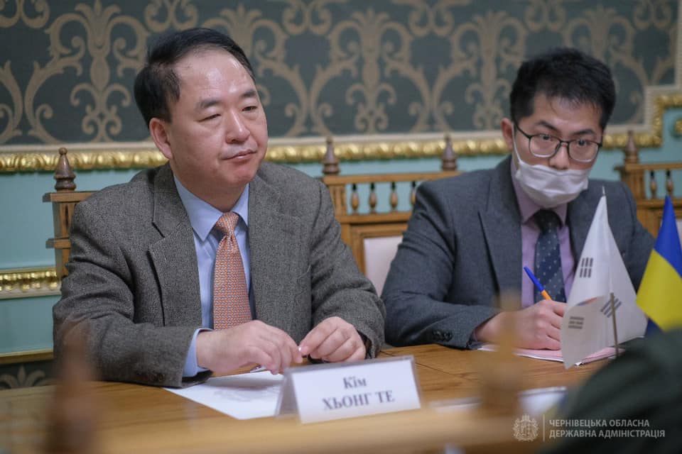 Посол Республіки Корея розповів у Чернівцях, що його країна вже скерувала до України гумвантажів на 10 мільйонів доларів 