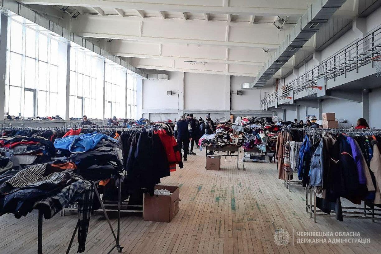 Одяг та взуття від благодійників для переселенців і постраждалих сортують на складах компанії Obnova у Чернівцях 