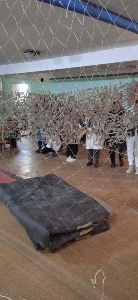 Під час 'повітряної тривоги' медики міської поліклініки №3 у сховищі плели маскувальні сітки 