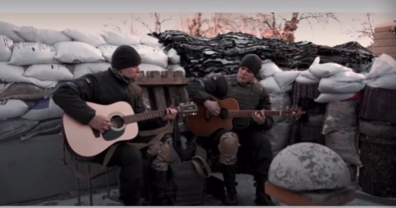 Брати-близнюки Олесі з Чернівців боронять Україну в Нацгвардії в Одесі, а у вільний час  співають і грають на гітарі 