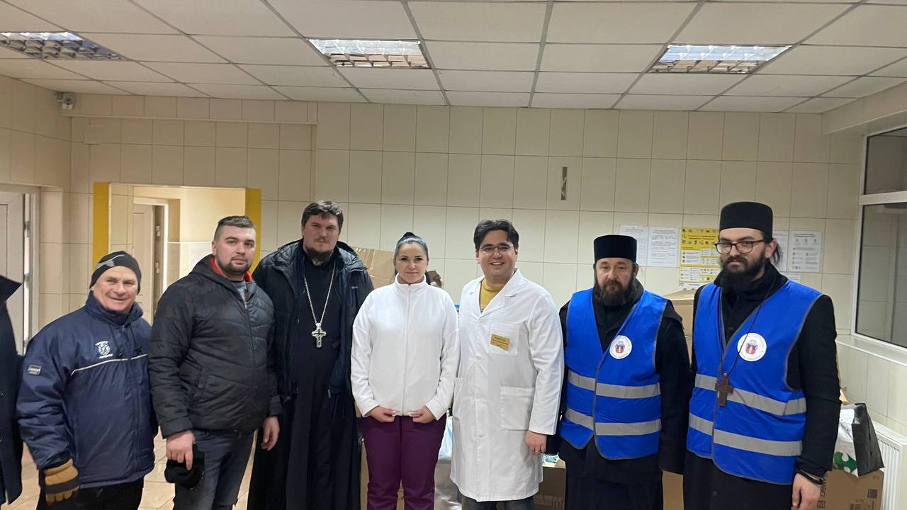 Румунська Православна Церква передали два автобуси медичних засобів для лікарень у місті Чернівці 