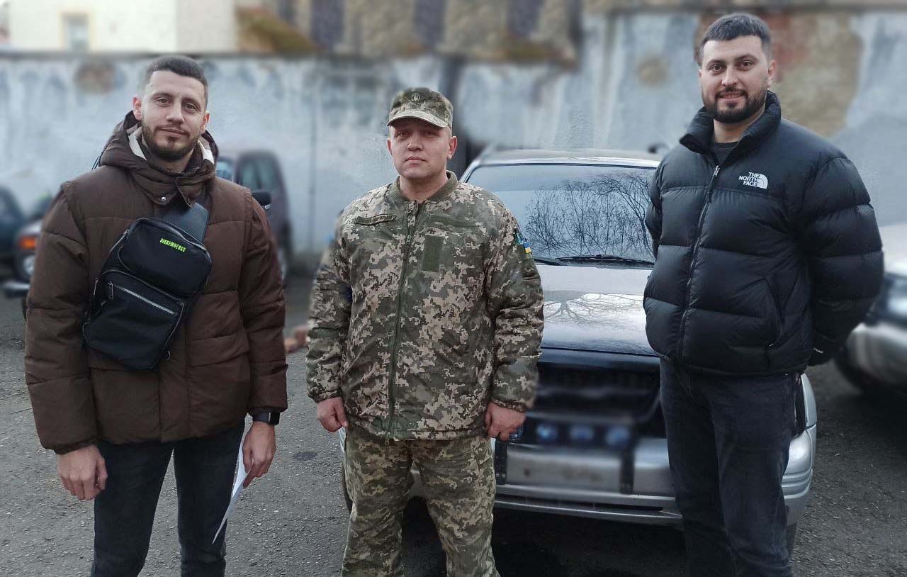 Приватні підприємці Буковини передали військовим автомобіль, який днями попрямує на фронт