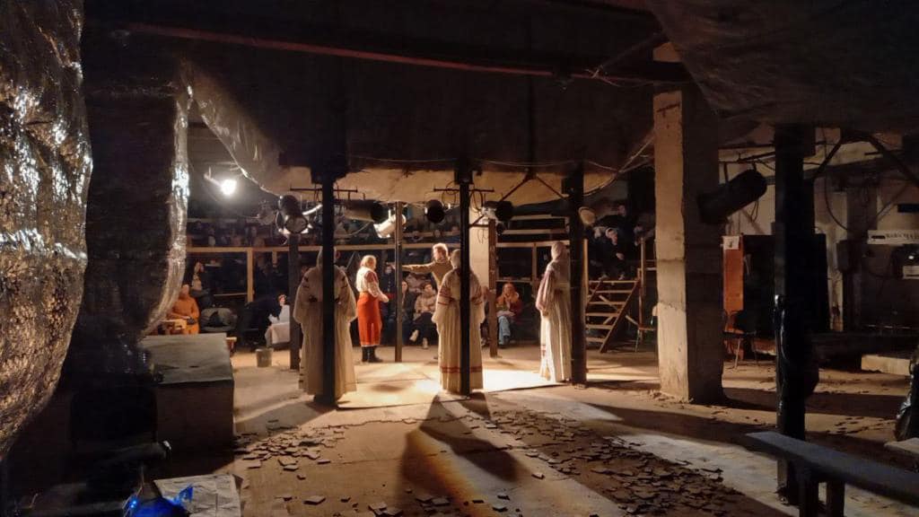 На Прикарпатті актори театру грають 'Націю' буковинки Марії Матіос у бомбосховищі   (+ВІДЕО)