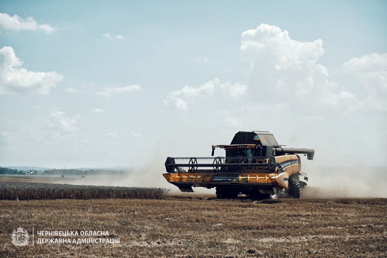 Для фронту, для рідного поля працюють аграрії селянської спілки «Злагода» на Хотинщині та сільгосппідприємства «Трітікум» АТ в кельменецькій Дністрівці